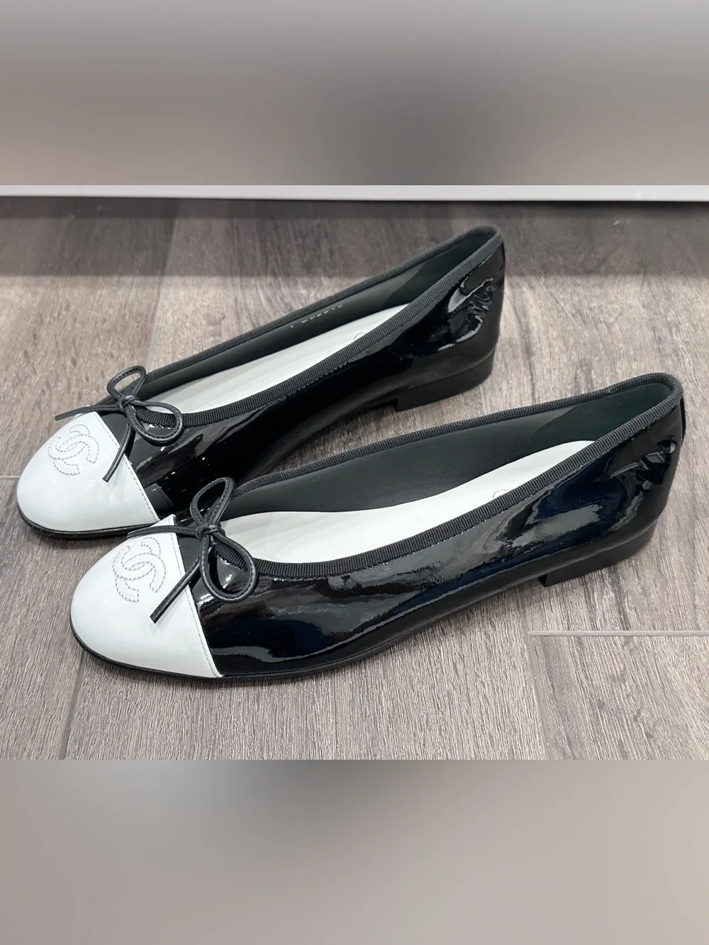 NEW 2026 CHANEL BLACK PATENT LEATHER WHITE CC LOGO CAPTOE BALLET FLATS 38.5C